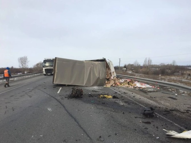 Фура с сахаром перекрыла федеральную трассу «Сибирь»